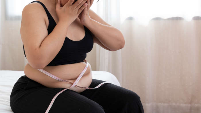 Frau realisiert ihr Übergewicht - muss jetzt extrem schnell abnehmen