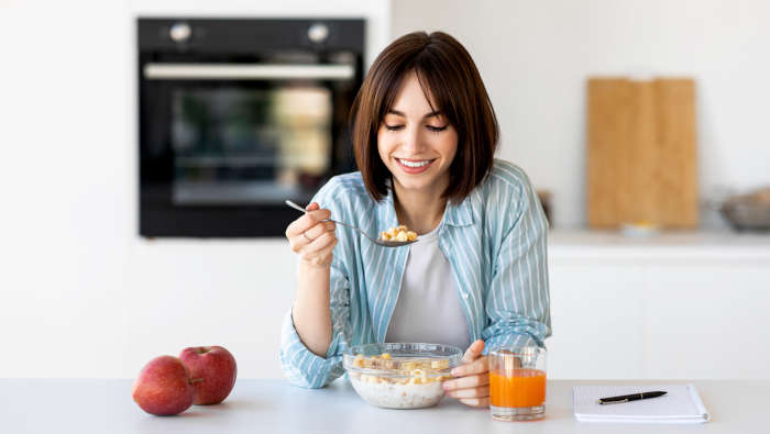 Gesundes Frühstück zum Abnehmen: Haferflocken-Müsli und Obst